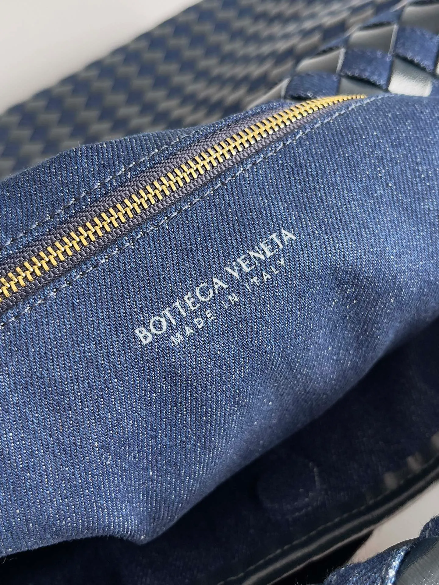 Batch 2240 Different colors collide with different sparks, and different materials collide with layers and designs. BOTTEGA VENETA Large HOP is on the list of retro denim series. The stiffness of denim is matched with soft leather. Fashion has no standards. Innovation is progress. Hop and retro denim are a combination of classics and individuality. They are casual, lazy and unique. The large capacity is too friendly for summer. Freeing up hands in sultry weather is people's biggest need. Style number: 795949 Size: 54*24*13cm